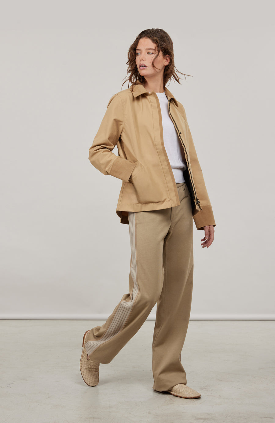 Jacke RiaMulti-ODC aus innovativem Outdoor Cotton, wasser-, wind- und schmutzabweisend, gerade Passform, Alcantara-Leder an Ärmelabschlüssen, Kragen und Innenseite des Zippers, markanter Zwei-Wege-Zipper, vier Metalldruckknöpfe am Zipper, geräumige Seitentaschen. Schützt zuverlässig bei Regen oder wechselhaftem Wetter. In der Farbe Karamell (Farbe: caramel)