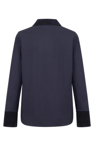 Jacke RiaMulti-ODC aus innovativem Outdoor Cotton, wasser-, wind- und schmutzabweisend, gerade Passform, Alcantara-Leder an Ärmelabschlüssen, Kragen und Innenseite des Zippers, markanter Zwei-Wege-Zipper, vier Metalldruckknöpfe am Zipper, geräumige Seitentaschen. Schützt zuverlässig bei Regen oder wechselhaftem Wetter. In der Farbe Dunkelblau (Farbe: midnight)