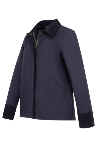 Jacke RiaMulti-ODC aus innovativem Outdoor Cotton, wasser-, wind- und schmutzabweisend, gerade Passform, Alcantara-Leder an Ärmelabschlüssen, Kragen und Innenseite des Zippers, markanter Zwei-Wege-Zipper, vier Metalldruckknöpfe am Zipper, geräumige Seitentaschen. Schützt zuverlässig bei Regen oder wechselhaftem Wetter. In der Farbe Dunkelblau (Farbe: midnight)