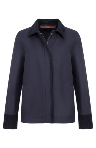 Jacke RiaMulti-ODC aus innovativem Outdoor Cotton, wasser-, wind- und schmutzabweisend, gerade Passform, Alcantara-Leder an Ärmelabschlüssen, Kragen und Innenseite des Zippers, markanter Zwei-Wege-Zipper, vier Metalldruckknöpfe am Zipper, geräumige Seitentaschen. Schützt zuverlässig bei Regen oder wechselhaftem Wetter. In der Farbe Dunkelblau (Farbe: midnight)