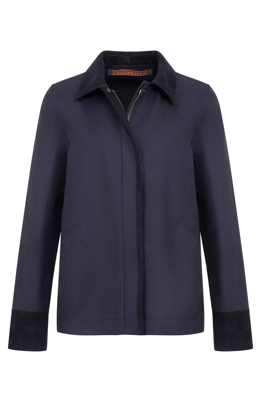 Jacke RiaMulti-ODC aus innovativem Outdoor Cotton, wasser-, wind- und schmutzabweisend, gerade Passform, Alcantara-Leder an Ärmelabschlüssen, Kragen und Innenseite des Zippers, markanter Zwei-Wege-Zipper, vier Metalldruckknöpfe am Zipper, geräumige Seitentaschen. Schützt zuverlässig bei Regen oder wechselhaftem Wetter. In der Farbe Dunkelblau (Farbe: midnight)
