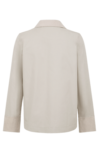 Jacke RiaMulti-ODC aus innovativem Outdoor Cotton, wasser-, wind- und schmutzabweisend, gerade Passform, Alcantara-Leder an Ärmelabschlüssen, Kragen und Innenseite des Zippers, markanter Zwei-Wege-Zipper, vier Metalldruckknöpfe am Zipper, geräumige Seitentaschen. Schützt zuverlässig bei Regen oder wechselhaftem Wetter. In der Farbe Weiß-Beige (Farbe: sandstone)