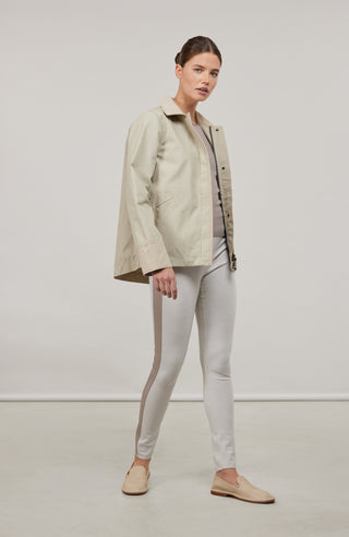 Jacke RiaMulti-ODC aus innovativem Outdoor Cotton, wasser-, wind- und schmutzabweisend, gerade Passform, Alcantara-Leder an Ärmelabschlüssen, Kragen und Innenseite des Zippers, markanter Zwei-Wege-Zipper, vier Metalldruckknöpfe am Zipper, geräumige Seitentaschen. Schützt zuverlässig bei Regen oder wechselhaftem Wetter. In der Farbe Weiß-Beige (Farbe: sandstone)