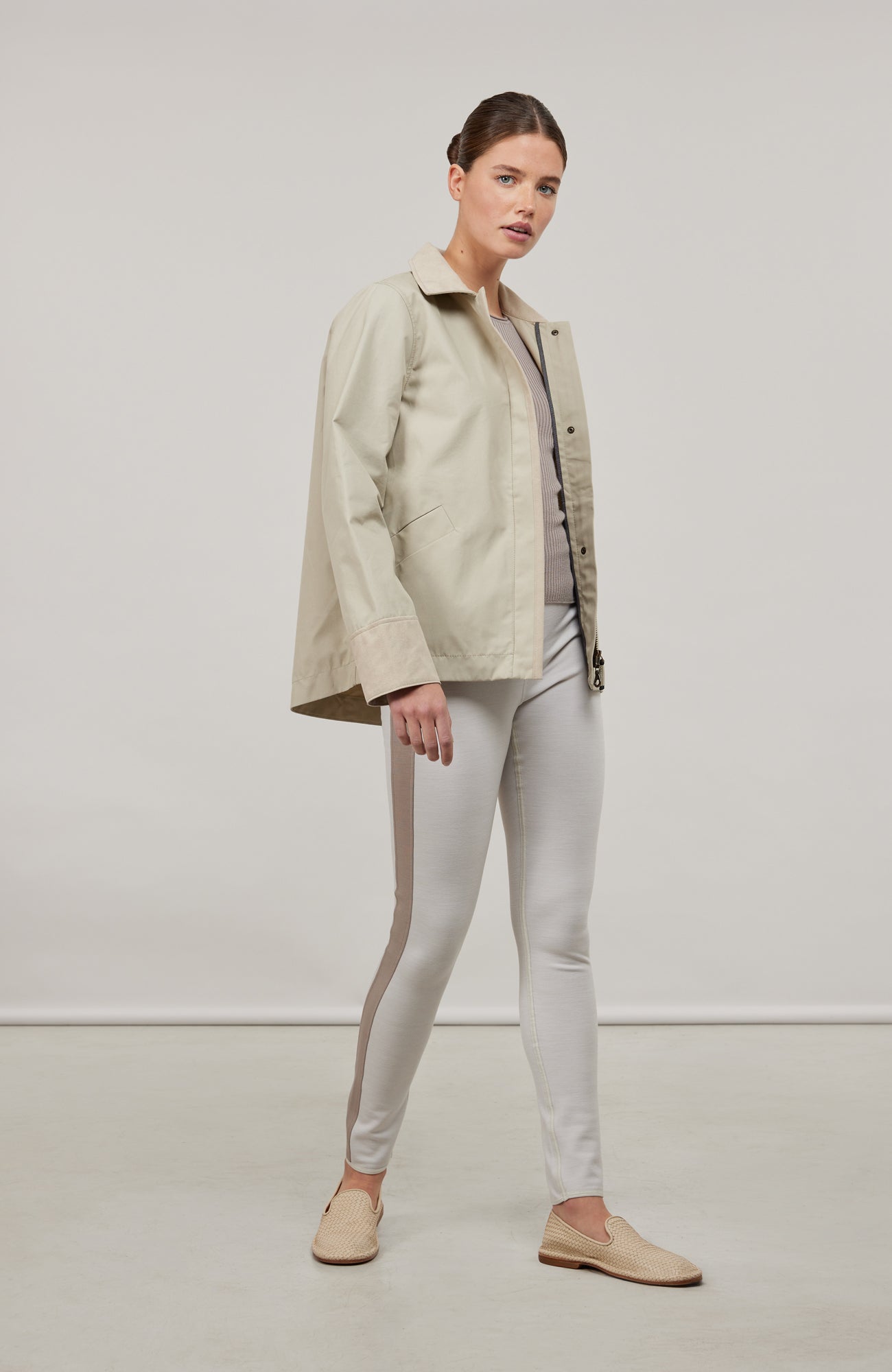 Jacke RiaMulti-ODC aus innovativem Outdoor Cotton, wasser-, wind- und schmutzabweisend, gerade Passform, Alcantara-Leder an Ärmelabschlüssen, Kragen und Innenseite des Zippers, markanter Zwei-Wege-Zipper, vier Metalldruckknöpfe am Zipper, geräumige Seitentaschen. Schützt zuverlässig bei Regen oder wechselhaftem Wetter. In der Farbe Weiß-Beige (Farbe: sandstone)