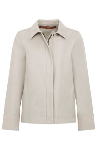 Jacke RiaMulti-ODC aus innovativem Outdoor Cotton, wasser-, wind- und schmutzabweisend, gerade Passform, Alcantara-Leder an Ärmelabschlüssen, Kragen und Innenseite des Zippers, markanter Zwei-Wege-Zipper, vier Metalldruckknöpfe am Zipper, geräumige Seitentaschen. Schützt zuverlässig bei Regen oder wechselhaftem Wetter. In der Farbe Weiß-Beige (Farbe: sandstone)