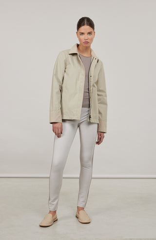 Jacke RiaMulti-ODC aus innovativem Outdoor Cotton, wasser-, wind- und schmutzabweisend, gerade Passform, Alcantara-Leder an Ärmelabschlüssen, Kragen und Innenseite des Zippers, markanter Zwei-Wege-Zipper, vier Metalldruckknöpfe am Zipper, geräumige Seitentaschen. Schützt zuverlässig bei Regen oder wechselhaftem Wetter. In der Farbe Weiß-Beige (Farbe: sandstone)