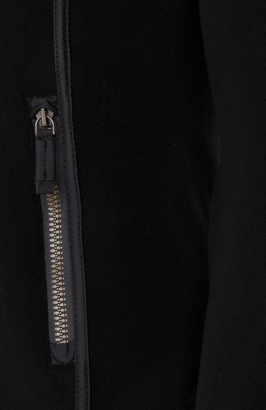 Klassische Frauenschuh-Jacke aus biologisch abbaubarem Microfleece. Enganliegend und feminin geschnitten mit abgerundetem Saum, Zwei-Wege-Zipper und seitlichen Taschen mit Zip. Das Material hält warm, ist komfortabel, leicht zu pflegen und nachhaltig. Farbe Schwarz (Farbe: black).