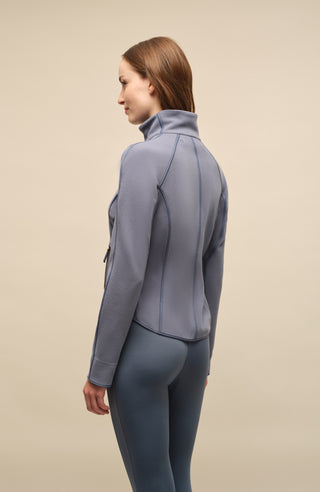 Klassische Frauenschuh-Jacke aus biologisch abbaubarem Microfleece. Enganliegend und feminin geschnitten mit abgerundetem Saum, Zwei-Wege-Zipper und seitlichen Taschen mit Zip. Das Material hält warm, ist komfortabel, leicht zu pflegen und nachhaltig. Farbe Blau (Farbe: denim).