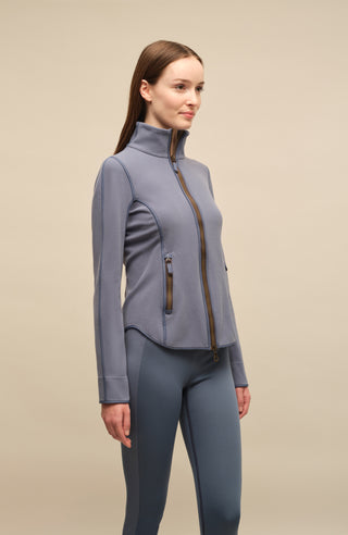 Klassische Frauenschuh-Jacke aus biologisch abbaubarem Microfleece. Enganliegend und feminin geschnitten mit abgerundetem Saum, Zwei-Wege-Zipper und seitlichen Taschen mit Zip. Das Material hält warm, ist komfortabel, leicht zu pflegen und nachhaltig. Farbe Blau (Farbe: denim).