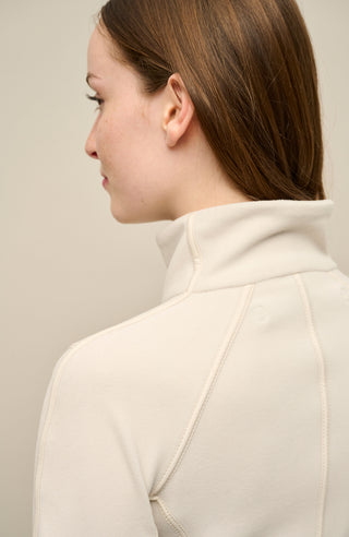 Klassische Frauenschuh-Jacke aus biologisch abbaubarem Microfleece. Enganliegend und feminin geschnitten mit abgerundetem Saum, Zwei-Wege-Zipper und seitlichen Taschen mit Zip. Das Material hält warm, ist komfortabel, leicht zu pflegen und nachhaltig. Farbe Beige (Farbe: sandstone).