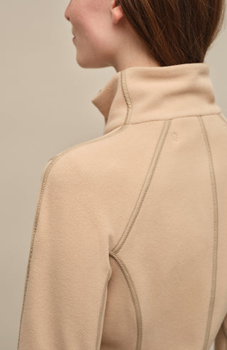 Klassische Frauenschuh-Jacke aus biologisch abbaubarem Microfleece. Enganliegend und feminin geschnitten mit abgerundetem Saum, Zwei-Wege-Zipper und seitlichen Taschen mit Zip. Das Material hält warm, ist komfortabel, leicht zu pflegen und nachhaltig. Farbe Hellbraun (Farbe: savannah).