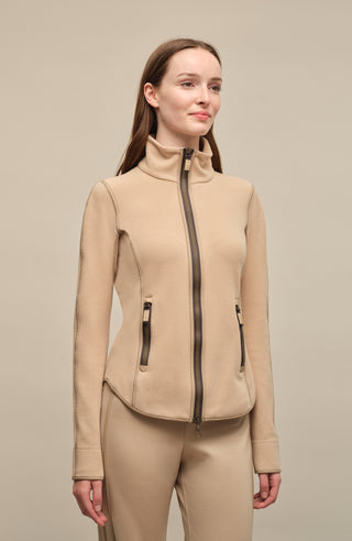 Klassische Frauenschuh-Jacke aus biologisch abbaubarem Microfleece. Enganliegend und feminin geschnitten mit abgerundetem Saum, Zwei-Wege-Zipper und seitlichen Taschen mit Zip. Das Material hält warm, ist komfortabel, leicht zu pflegen und nachhaltig. Farbe Hellbraun (Farbe: savannah).