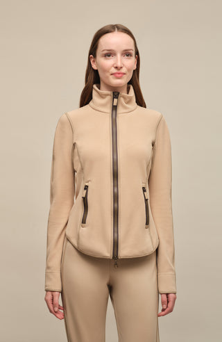 Klassische Frauenschuh-Jacke aus biologisch abbaubarem Microfleece. Enganliegend und feminin geschnitten mit abgerundetem Saum, Zwei-Wege-Zipper und seitlichen Taschen mit Zip. Das Material hält warm, ist komfortabel, leicht zu pflegen und nachhaltig. Farbe Hellbraun (Farbe: savannah).