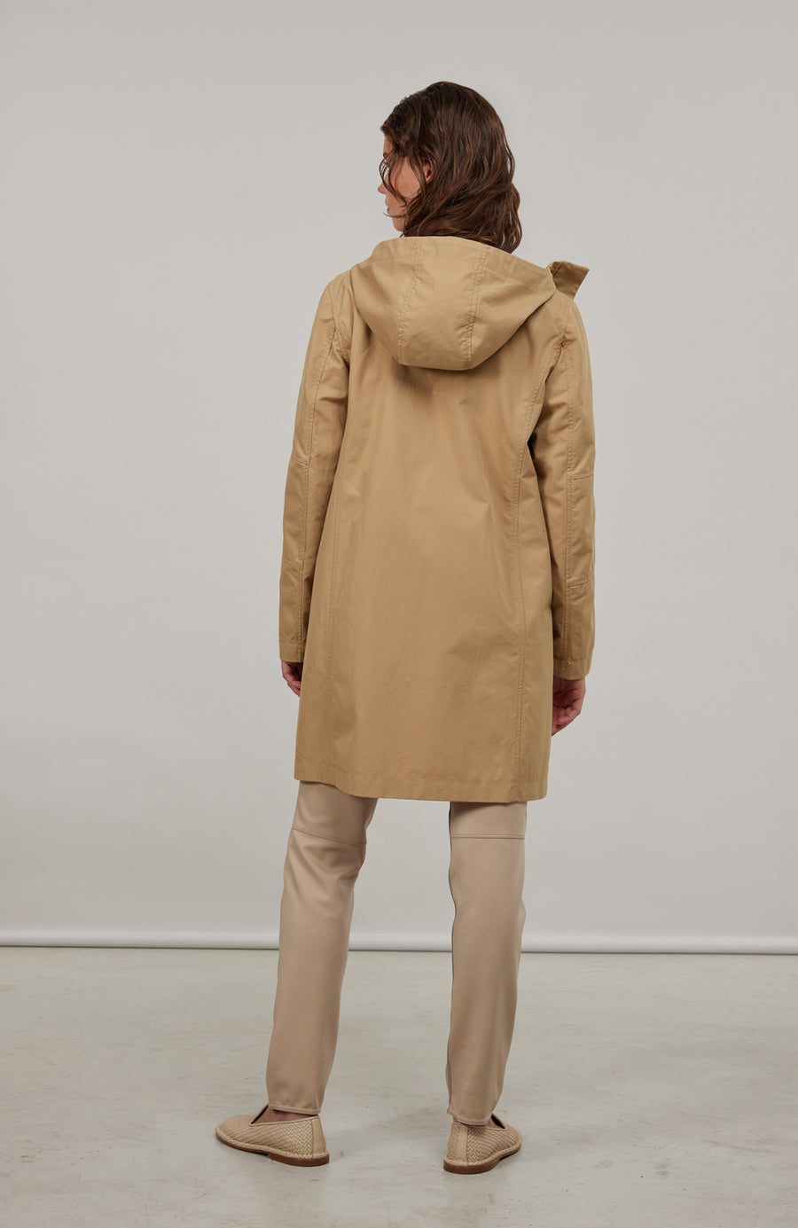 Damen-Knielanger Mantel aus Outdoor Cotton, wasser- und windabweisend, gerade Passform mit schmaler Silhouette, Stehkragen und weitenregulierbare Kapuze, Knopfleiste mit verdecktem Zwei-Wege-Zipper, Ripsband an Ärmelabschlüssen und Saum, seitliche Taschen mit markantem Zipper. In der Farbe Beige-Braun (Farbe: caramel).