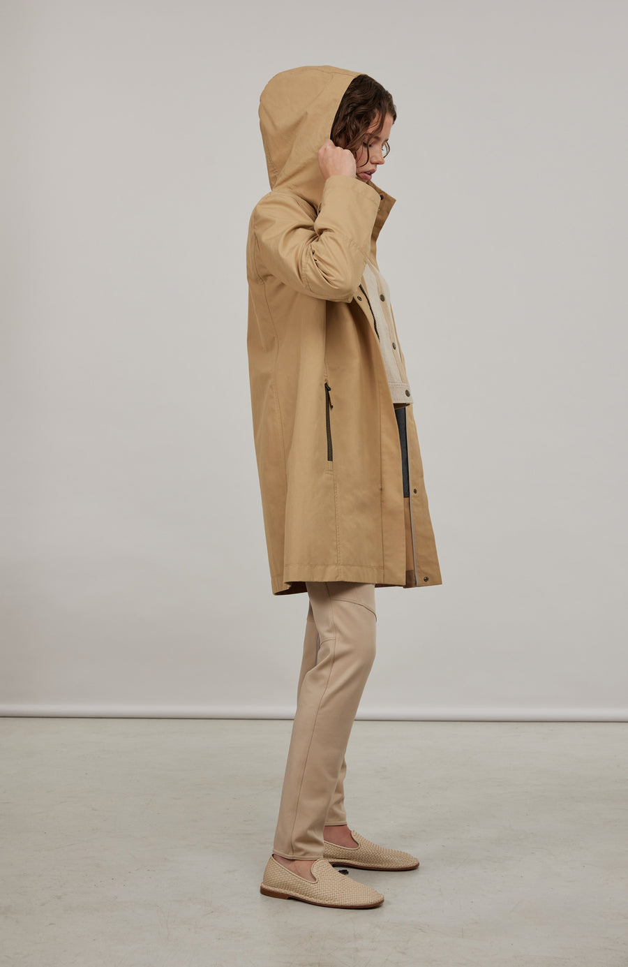 Damen-Knielanger Mantel aus Outdoor Cotton, wasser- und windabweisend, gerade Passform mit schmaler Silhouette, Stehkragen und weitenregulierbare Kapuze, Knopfleiste mit verdecktem Zwei-Wege-Zipper, Ripsband an Ärmelabschlüssen und Saum, seitliche Taschen mit markantem Zipper. In der Farbe Beige-Braun (Farbe: caramel).