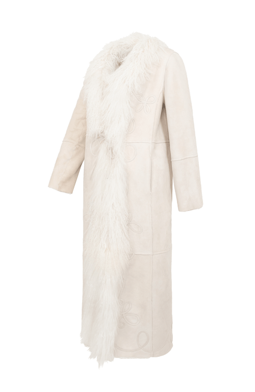 Auffallend langer Lammfell-Mantel Lyn-dfm, Frauenschuh Special Edition im hippie-inspirierten Boho-Look. 2-in-1 beidseitig tragbar, mit aufgenähten Applikationen auf der Glattleder- und Fellseite, offenkantiger Nahtverarbeitung an Saum und Ärmeln sowie Lederbändern zum lockeren Verschließen. Seitlich zwei Eingriffstaschen. Das lange Curly-Fell an Revers und Ärmelabschlüssen unterstreicht die besondere Länge und den markanten Charakter. In der Farbe Creme (Farbe: nude)