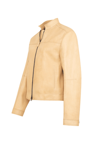 Nappa Lederjacke Nikki-CVN aus hochwertigem Vintage Velours Leder, gerader Kurzschnitt im Biker-Stil, offenkantige Nahtverarbeitung, kleiner Stehkragen, markanter Zwei-Wege-Zipper, zwei Schlüpftaschen, Knopf an den Ärmelabschlüssen, innen gefüttert. Leicht verkürzte, gerade Passform, lässiger Look durch offenkantige Nähte und Zipper, luxuriöse Haptik des Camoscione Vintage Leders. In der Farbe Karamell (Farbe: honey)