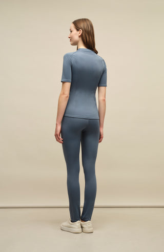 Damen-Legging Daphne-NP aus Natural Powerstretch mit glatter, glänzender Oberfläche, schmale Passform, taillenhoher Bund, sehr bequem durch eingearbeiteten Gummibund. In der Farbe Blau (Farbe: denim)