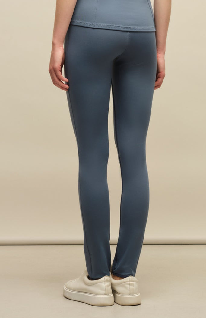 Damen-Legging Daphne-NP aus Natural Powerstretch mit glatter, glänzender Oberfläche, schmale Passform, taillenhoher Bund, sehr bequem durch eingearbeiteten Gummibund. In der Farbe Blau (Farbe: denim)