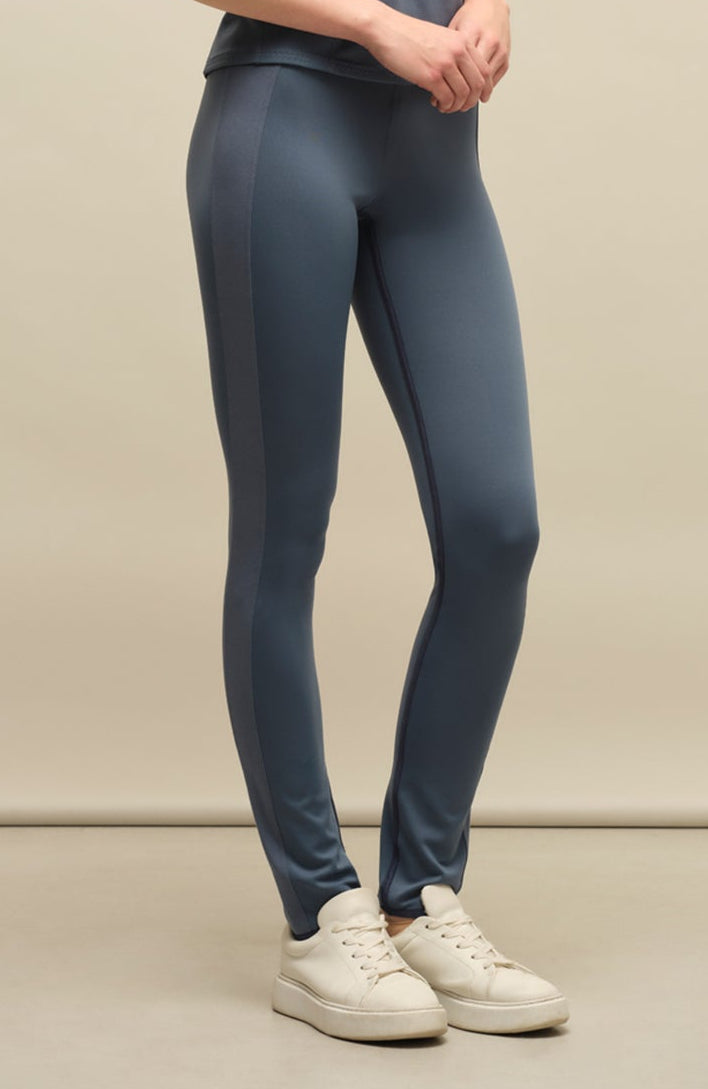 Damen-Legging Daphne-NP aus Natural Powerstretch mit glatter, glänzender Oberfläche, schmale Passform, taillenhoher Bund, sehr bequem durch eingearbeiteten Gummibund. In der Farbe Blau (Farbe: denim)