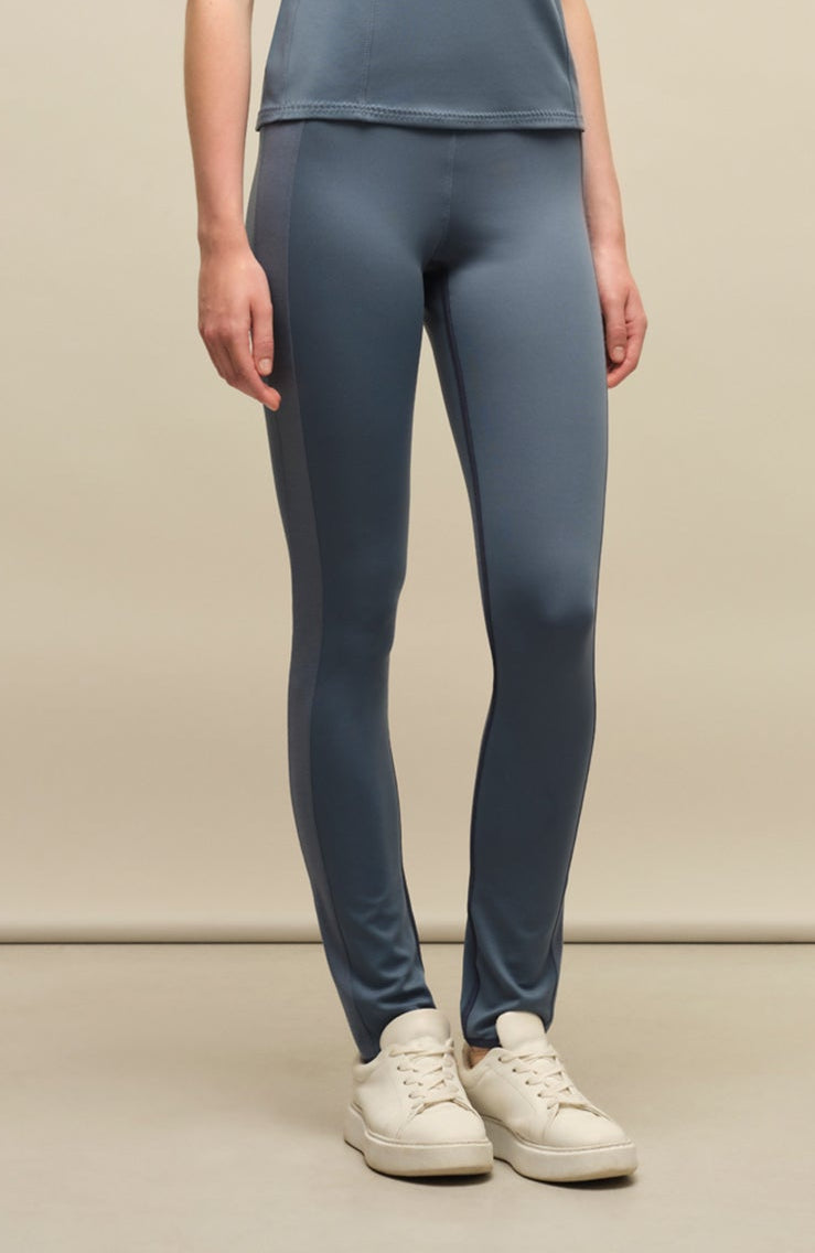 Damen-Legging Daphne-NP aus Natural Powerstretch mit glatter, glänzender Oberfläche, schmale Passform, taillenhoher Bund, sehr bequem durch eingearbeiteten Gummibund. In der Farbe Blau (Farbe: denim)