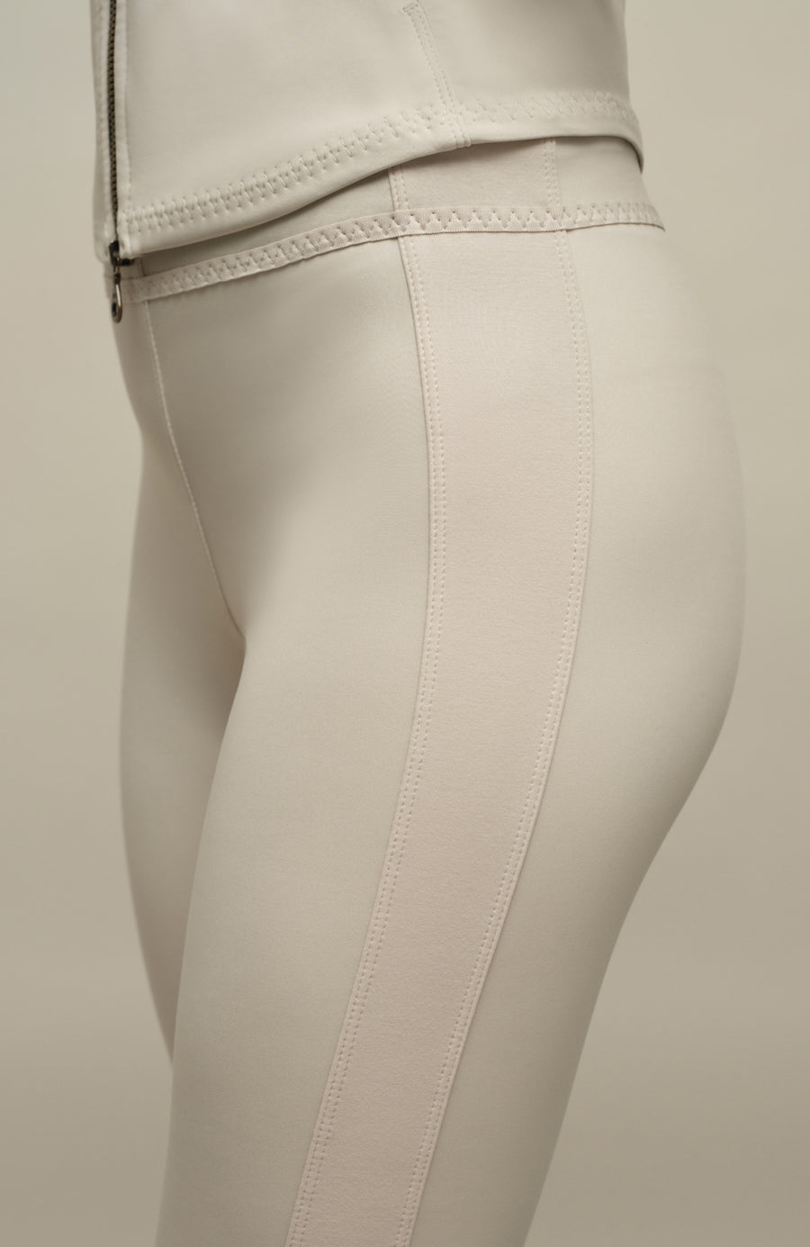 Damen-Legging Daphne-NP aus Natural Powerstretch mit glatter, glänzender Oberfläche, schmale Passform, taillenhoher Bund, sehr bequem durch eingearbeiteten Gummibund. In der Farbe Weiß-Beige (Farbe: sandstone)