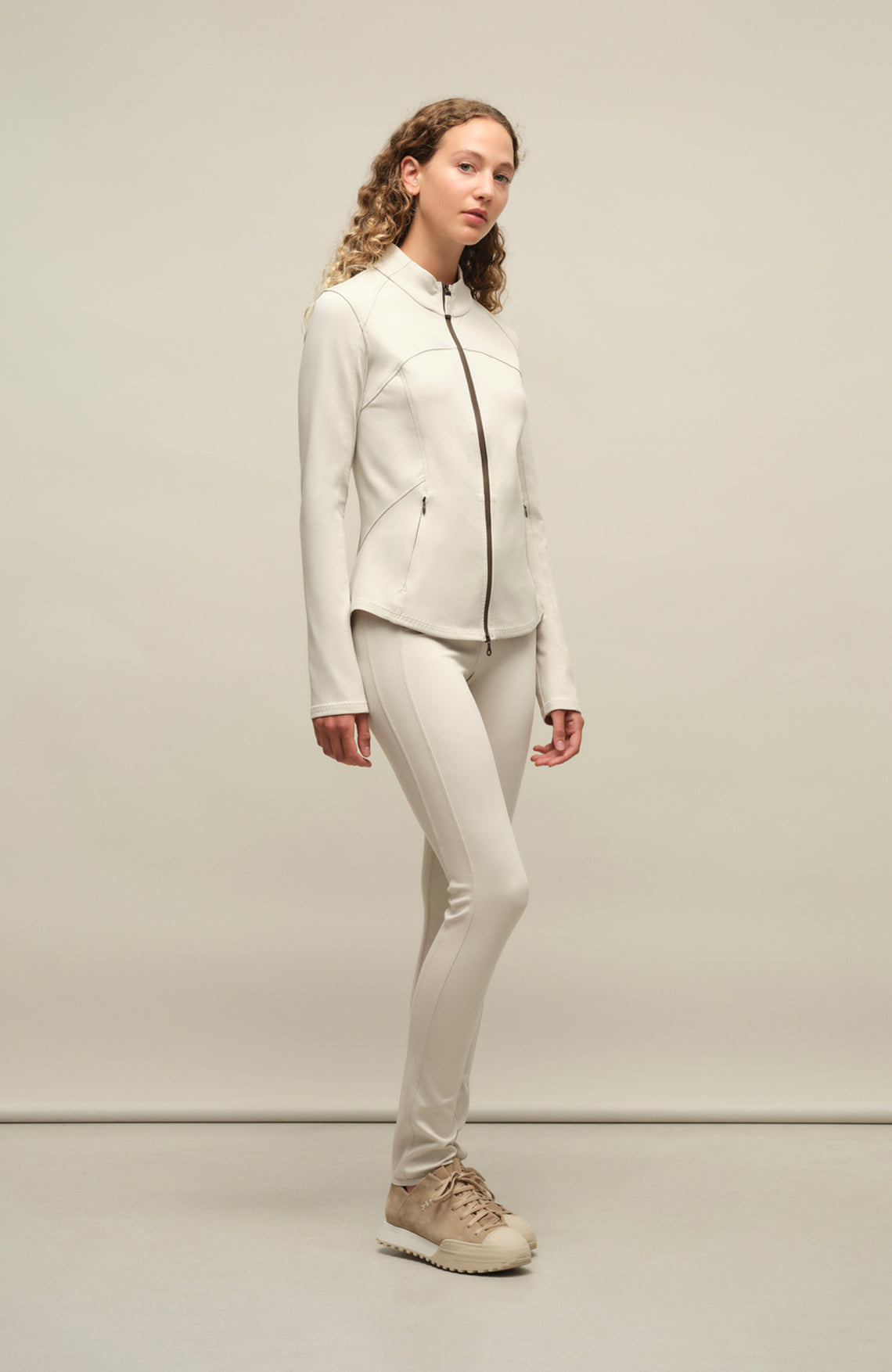 Damen-Legging Daphne-NP aus Natural Powerstretch mit glatter, glänzender Oberfläche, schmale Passform, taillenhoher Bund, sehr bequem durch eingearbeiteten Gummibund. In der Farbe Weiß-Beige (Farbe: sandstone)