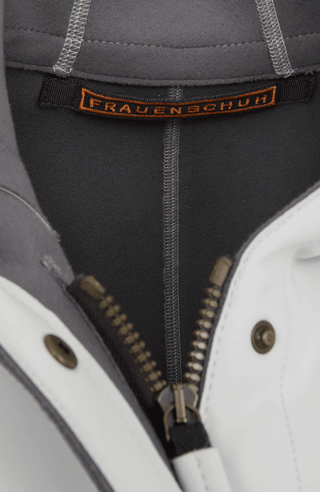 Damen-Parka-Mantel aus edlem Softshellmaterial mit geradem Schnitt, verborgenem Reißverschluss mit Druckknopfleiste, zwei Seitentaschen und zwei Innentaschen. Oversize Schnitt für eine locker fallende Passform. Wählen Sie Ihre gewöhnliche Größe. In der Farbe Weiß (Farbe: glacier).