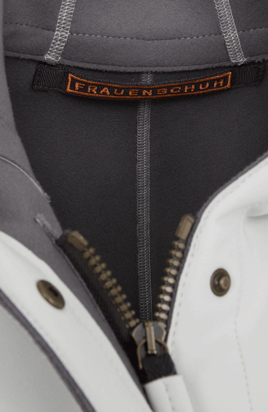 Damen-Parka-Mantel aus edlem Softshellmaterial mit geradem Schnitt, verborgenem Reißverschluss mit Druckknopfleiste, zwei Seitentaschen und zwei Innentaschen. Oversize Schnitt für eine locker fallende Passform. Wählen Sie Ihre gewöhnliche Größe. In der Farbe Weiß (Farbe: glacier).