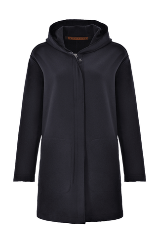 Damen-Parka-Mantel aus edlem Softshellmaterial mit geradem Schnitt, verborgenem Reißverschluss mit Druckknopfleiste, zwei Seitentaschen und zwei Innentaschen. Oversize Schnitt für eine locker fallende Passform. Wählen Sie Ihre gewöhnliche Größe. In der Farbe Dunkelblau (Farbe: midnight).