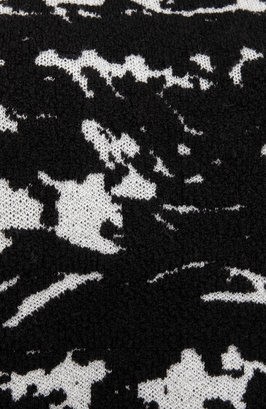 Frotteestrickpullover aus feinstem Merino Extrafine, wendbar, Jacquard Design, leicht, weich und dennoch fest, temperaturausgleichend. Bündchen und Stehragen aus Cashmere Ripstrick, seitliche Schlitze, verkürzte Passform, überschnittene Schulterpartie. In der Farbe Schwarz (Farbe: black)