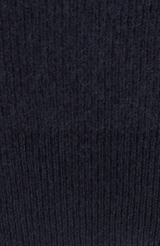 Rundhalspullover Juna-WS aus feinem Kaschmir, Rippstrick, etwas kürzer geschnitten, Ärmel leicht voluminös, längere Ärmelbündchen zum Umstülpen. Verstärkte Schulterpartie im Biker-Stil, Blousonform, voluminöse Ärmel. In der Farbe Dunkelblau (Farbe: midnight)