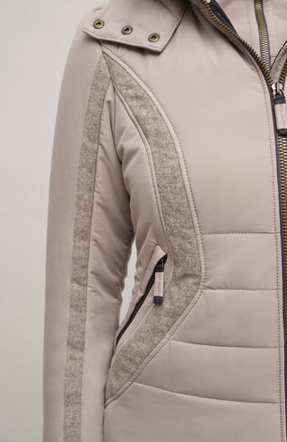 Performance Ski-Jacke XeniaMulti-S aus innovativem Light Italian Nylon, feminine Passform, abnehmbare, in der Weite regulierbare Kapuze, Stehkragen, Loden-Details, Zwei-Wege-Zipper, zwei Taschen mit Zip, klassische Frauenschuh Features wie Schneefang an den Ärmeln, Skipasstasche und zwei innenliegende Taschen mit Zip. Luxuriöse seidig glänzende Oberfläche, funktional und warm. In der Farbe Hell Braun (Farbe: cashmere)