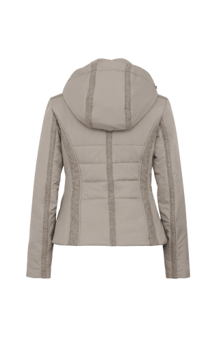 Performance Ski-Jacke XeniaMulti-S aus innovativem Light Italian Nylon, feminine Passform, abnehmbare, in der Weite regulierbare Kapuze, Stehkragen, Loden-Details, Zwei-Wege-Zipper, zwei Taschen mit Zip, klassische Frauenschuh Features wie Schneefang an den Ärmeln, Skipasstasche und zwei innenliegende Taschen mit Zip. Luxuriöse seidig glänzende Oberfläche, funktional und warm. In der Farbe Hell Braun (Farbe: cashmere)