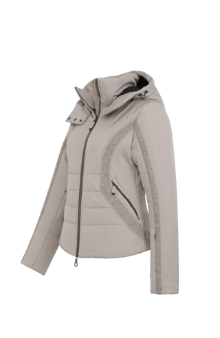Performance Ski-Jacke XeniaMulti-S aus innovativem Light Italian Nylon, feminine Passform, abnehmbare, in der Weite regulierbare Kapuze, Stehkragen, Loden-Details, Zwei-Wege-Zipper, zwei Taschen mit Zip, klassische Frauenschuh Features wie Schneefang an den Ärmeln, Skipasstasche und zwei innenliegende Taschen mit Zip. Luxuriöse seidig glänzende Oberfläche, funktional und warm. In der Farbe Hell Braun (Farbe: cashmere)
