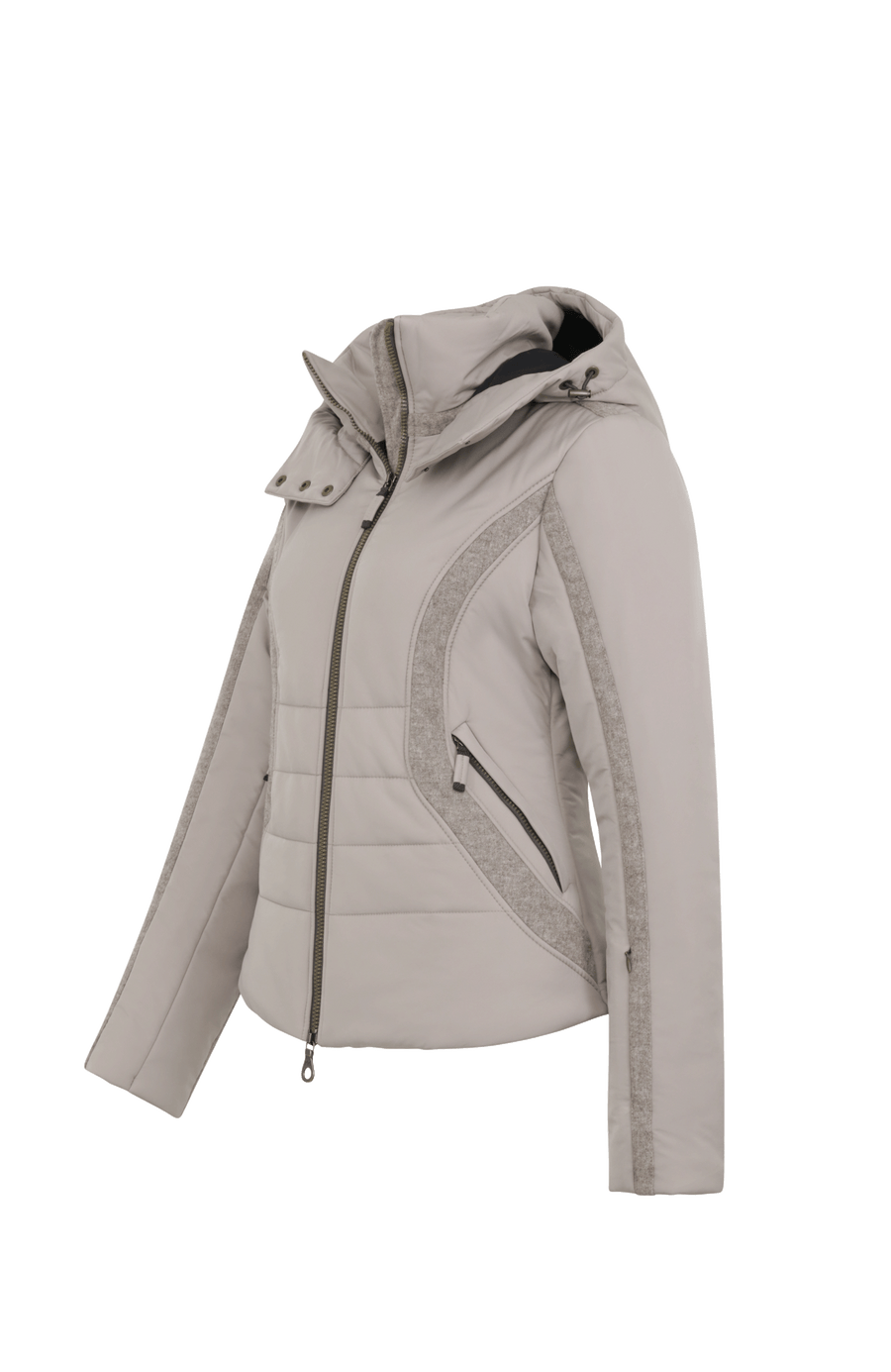 Performance Ski-Jacke XeniaMulti-S aus innovativem Light Italian Nylon, feminine Passform, abnehmbare, in der Weite regulierbare Kapuze, Stehkragen, Loden-Details, Zwei-Wege-Zipper, zwei Taschen mit Zip, klassische Frauenschuh Features wie Schneefang an den Ärmeln, Skipasstasche und zwei innenliegende Taschen mit Zip. Luxuriöse seidig glänzende Oberfläche, funktional und warm. In der Farbe Hell Braun (Farbe: cashmere)