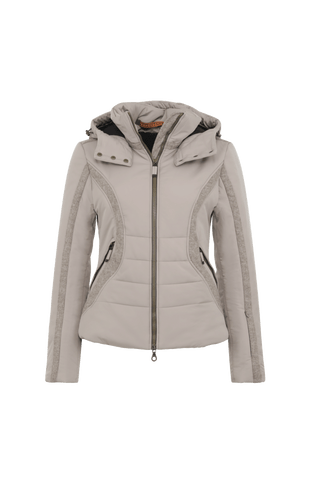 Performance Ski-Jacke XeniaMulti-S aus innovativem Light Italian Nylon, feminine Passform, abnehmbare, in der Weite regulierbare Kapuze, Stehkragen, Loden-Details, Zwei-Wege-Zipper, zwei Taschen mit Zip, klassische Frauenschuh Features wie Schneefang an den Ärmeln, Skipasstasche und zwei innenliegende Taschen mit Zip. Luxuriöse seidig glänzende Oberfläche, funktional und warm. In der Farbe Hell Braun (Farbe: cashmere)