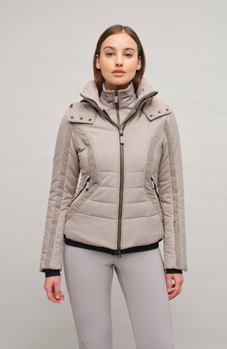 Performance Ski-Jacke XeniaMulti-S aus innovativem Light Italian Nylon, feminine Passform, abnehmbare, in der Weite regulierbare Kapuze, Stehkragen, Loden-Details, Zwei-Wege-Zipper, zwei Taschen mit Zip, klassische Frauenschuh Features wie Schneefang an den Ärmeln, Skipasstasche und zwei innenliegende Taschen mit Zip. Luxuriöse seidig glänzende Oberfläche, funktional und warm. In der Farbe Hell Braun (Farbe: cashmere)