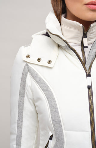 Performance Ski-Jacke XeniaMulti-S aus innovativem Light Italian Nylon, feminine Passform, abnehmbare, in der Weite regulierbare Kapuze, Stehkragen, Loden-Details, Zwei-Wege-Zipper, zwei Taschen mit Zip, klassische Frauenschuh Features wie Schneefang an den Ärmeln, Skipasstasche und zwei innenliegende Taschen mit Zip. Luxuriöse seidig glänzende Oberfläche, funktional und warm. In der Farbe weiß (Farbe: cloud)