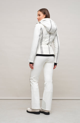 Performance Ski-Jacke XeniaMulti-S aus innovativem Light Italian Nylon, feminine Passform, abnehmbare, in der Weite regulierbare Kapuze, Stehkragen, Loden-Details, Zwei-Wege-Zipper, zwei Taschen mit Zip, klassische Frauenschuh Features wie Schneefang an den Ärmeln, Skipasstasche und zwei innenliegende Taschen mit Zip. Luxuriöse seidig glänzende Oberfläche, funktional und warm. In der Farbe weiß (Farbe: cloud)