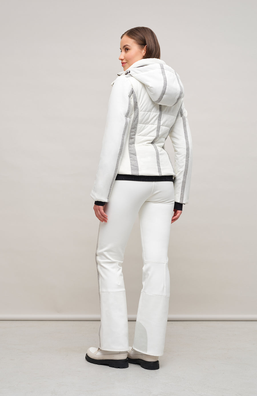 Performance Ski-Jacke XeniaMulti-S aus innovativem Light Italian Nylon, feminine Passform, abnehmbare, in der Weite regulierbare Kapuze, Stehkragen, Loden-Details, Zwei-Wege-Zipper, zwei Taschen mit Zip, klassische Frauenschuh Features wie Schneefang an den Ärmeln, Skipasstasche und zwei innenliegende Taschen mit Zip. Luxuriöse seidig glänzende Oberfläche, funktional und warm. In der Farbe weiß (Farbe: cloud)