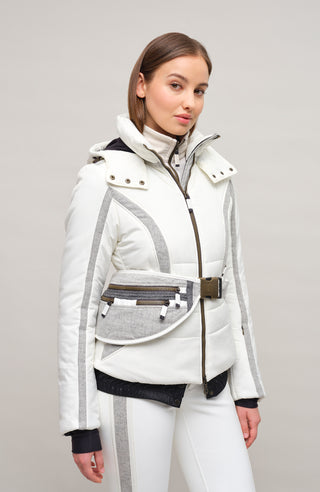 Performance Ski-Jacke XeniaMulti-S aus innovativem Light Italian Nylon, feminine Passform, abnehmbare, in der Weite regulierbare Kapuze, Stehkragen, Loden-Details, Zwei-Wege-Zipper, zwei Taschen mit Zip, klassische Frauenschuh Features wie Schneefang an den Ärmeln, Skipasstasche und zwei innenliegende Taschen mit Zip. Luxuriöse seidig glänzende Oberfläche, funktional und warm. In der Farbe weiß (Farbe: cloud)