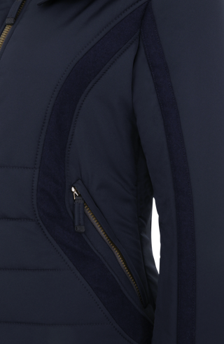 Performance Ski-Jacke XeniaMulti-S aus innovativem Light Italian Nylon, feminine Passform, abnehmbare, in der Weite regulierbare Kapuze, Stehkragen, Loden-Details, Zwei-Wege-Zipper, zwei Taschen mit Zip, klassische Frauenschuh Features wie Schneefang an den Ärmeln, Skipasstasche und zwei innenliegende Taschen mit Zip. Luxuriöse seidig glänzende Oberfläche, funktional und warm. In der Farbe Dunkelblau (Farbe: midnight)