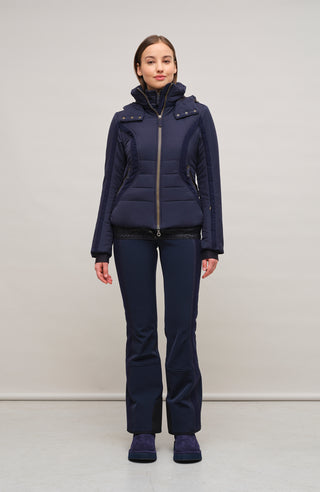 Performance Ski-Jacke XeniaMulti-S aus innovativem Light Italian Nylon, feminine Passform, abnehmbare, in der Weite regulierbare Kapuze, Stehkragen, Loden-Details, Zwei-Wege-Zipper, zwei Taschen mit Zip, klassische Frauenschuh Features wie Schneefang an den Ärmeln, Skipasstasche und zwei innenliegende Taschen mit Zip. Luxuriöse seidig glänzende Oberfläche, funktional und warm. In der Farbe Dunkelblau (Farbe: midnight)