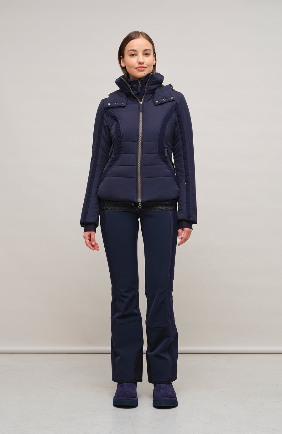 Performance Ski-Jacke XeniaMulti-S aus innovativem Light Italian Nylon, feminine Passform, abnehmbare, in der Weite regulierbare Kapuze, Stehkragen, Loden-Details, Zwei-Wege-Zipper, zwei Taschen mit Zip, klassische Frauenschuh Features wie Schneefang an den Ärmeln, Skipasstasche und zwei innenliegende Taschen mit Zip. Luxuriöse seidig glänzende Oberfläche, funktional und warm. In der Farbe Dunkelblau (Farbe: midnight)