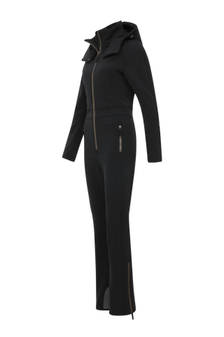 Performance Ski-Overall Kate-S aus Schöller Softshell, enganliegende Passform, Taillenbetonung durch angedeuteten Gürtel, abnehmbare Kapuze, Oberkörper gefüttert, markanter Zip, zwei Taschen mit markantem Zip, Skipasstasche mit nahtfeinem Zip, klassische Frauenschuh Features wie Kantenschutz aus Alcantara-Leder, enganliegende Ärmelbündchen und Schneefang. Robustes, elastisches Material, wasser- und windabweisend, ideal für die Skipiste. In der Farbe Schwarz (Farbe: black)