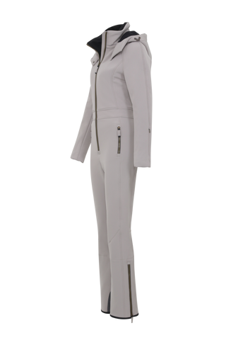 Performance Ski-Overall Kate-S aus Schöller Softshell, enganliegende Passform, Taillenbetonung durch angedeuteten Gürtel, abnehmbare Kapuze, Oberkörper gefüttert, markanter Zip, zwei Taschen mit markantem Zip, Skipasstasche mit nahtfeinem Zip, klassische Frauenschuh Features wie Kantenschutz aus Alcantara-Leder, enganliegende Ärmelbündchen und Schneefang. Robustes, elastisches Material, wasser- und windabweisend, ideal für die Skipiste. In der Farbe Hellbraun (Farbe: cashmere)