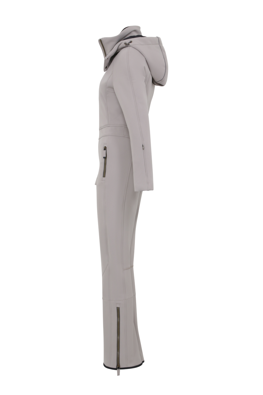 Performance Ski-Overall Kate-S aus Schöller Softshell, enganliegende Passform, Taillenbetonung durch angedeuteten Gürtel, abnehmbare Kapuze, Oberkörper gefüttert, markanter Zip, zwei Taschen mit markantem Zip, Skipasstasche mit nahtfeinem Zip, klassische Frauenschuh Features wie Kantenschutz aus Alcantara-Leder, enganliegende Ärmelbündchen und Schneefang. Robustes, elastisches Material, wasser- und windabweisend, ideal für die Skipiste. In der Farbe Hellbraun (Farbe: cashmere)
