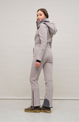 Performance Ski-Overall Kate-S aus Schöller Softshell, enganliegende Passform, Taillenbetonung durch angedeuteten Gürtel, abnehmbare Kapuze, Oberkörper gefüttert, markanter Zip, zwei Taschen mit markantem Zip, Skipasstasche mit nahtfeinem Zip, klassische Frauenschuh Features wie Kantenschutz aus Alcantara-Leder, enganliegende Ärmelbündchen und Schneefang. Robustes, elastisches Material, wasser- und windabweisend, ideal für die Skipiste. In der Farbe Hellbraun (Farbe: cashmere)