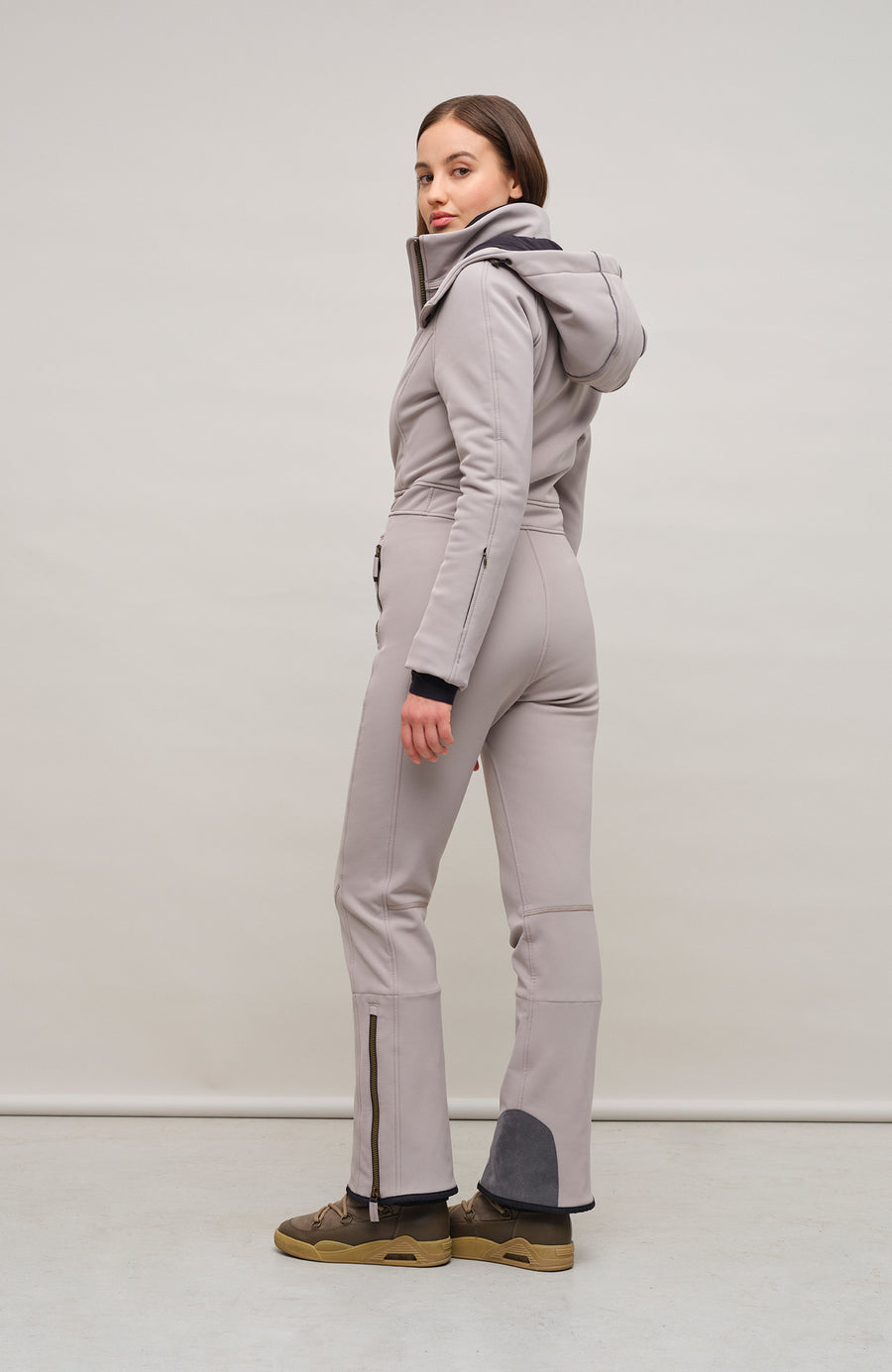 Performance Ski-Overall Kate-S aus Schöller Softshell, enganliegende Passform, Taillenbetonung durch angedeuteten Gürtel, abnehmbare Kapuze, Oberkörper gefüttert, markanter Zip, zwei Taschen mit markantem Zip, Skipasstasche mit nahtfeinem Zip, klassische Frauenschuh Features wie Kantenschutz aus Alcantara-Leder, enganliegende Ärmelbündchen und Schneefang. Robustes, elastisches Material, wasser- und windabweisend, ideal für die Skipiste. In der Farbe Hellbraun (Farbe: cashmere)